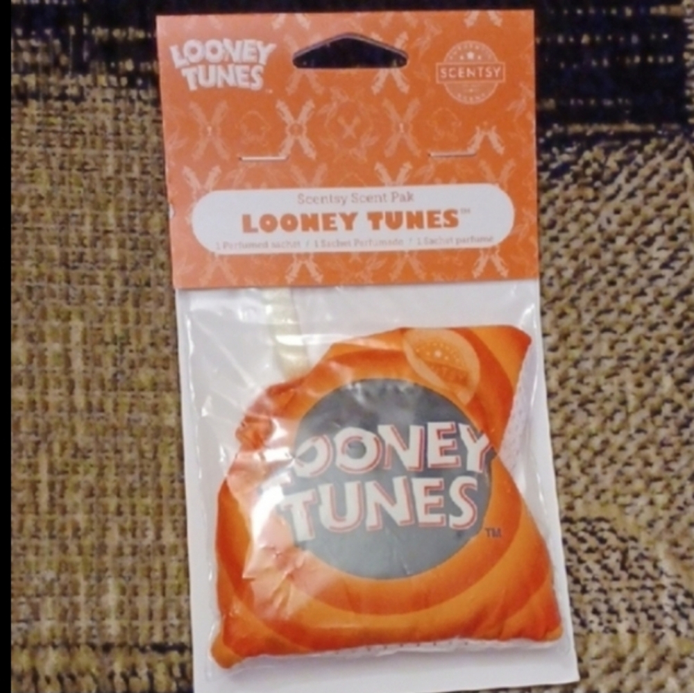 4/$60 New Looney Tunes Orange Scent Pak by Scentsy